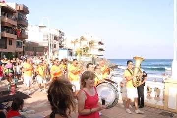 Un pasacalles anima a Melenara a vivir sus fiestas (Foto Briand Rodríguez)